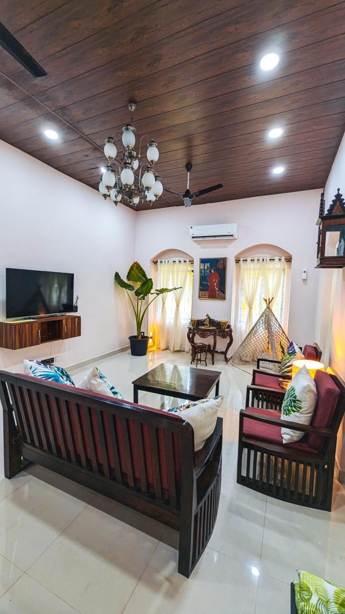 The First House By V3Homestay 4Bhk Private Pool カラングート エクステリア 写真