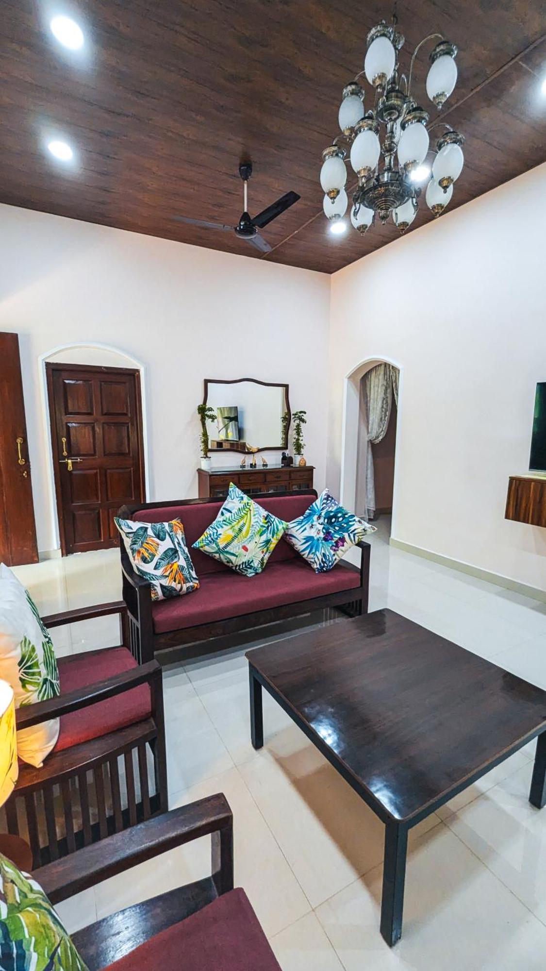 The First House By V3Homestay 4Bhk Private Pool カラングート エクステリア 写真